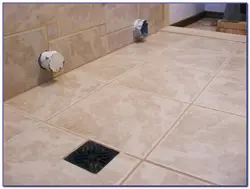 Grout барои сафолҳои беж дар акс ҳаммом