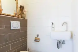 Grout барои сафолҳои беж дар акс ҳаммом