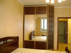 Хрущев суретіндегі жатын бөлмесіндегі гардероб