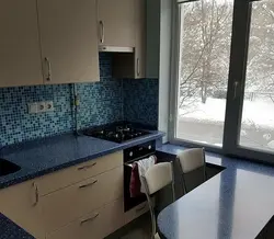 Ас үйдегі терезенің жанындағы үстел Хрущевтің фотосуреті