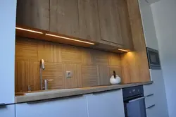 Oshxonadagi fotosuratda yog'och effektli devor paneli