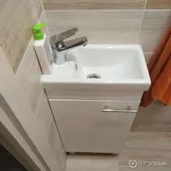 Kabinet fotoşəkili ilə kiçik vanna otağı lavabosu