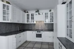Қара сұр үстелдің фотосуреті бар ақ ас үй