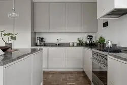Tünd boz tezgah üstü fotoşəkili olan ağ mətbəx