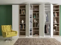 Ашық сөрелері бар жатын бөлмесінің гардеробының фотосуреті