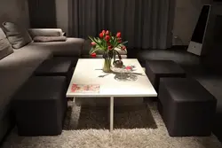 Qonaq Otağında Qəhvə Masası Olan Divan Fotoşəkili