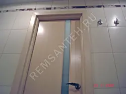 Ванна бөлмесінің фотосуретіндегі есіктегі тақтайшалар