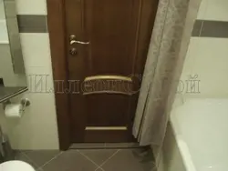 Platbands On The Door In The Bathroom Photo