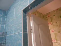 Ванна бөлмесінің фотосуретіндегі есіктегі тақтайшалар