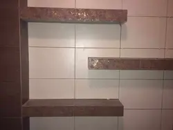 Угловые полки в ванной из плитки фото