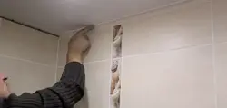 Ванна бөлмесінің фотосуретіндегі аспалы төбеге арналған плинтус
