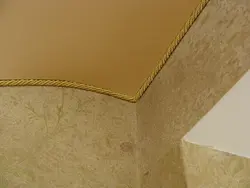 Ванна бөлмесінің фотосуретіндегі аспалы төбеге арналған плинтус