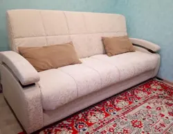 Qonaq otağının interyerində divan şəkli