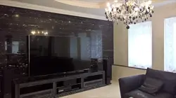 Yashash xonasidagi qora devordagi televizor