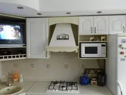 Kiçik bir mətbəx fotoşəkilində mətbəxdə televizor
