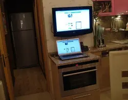 Тэлевізар на кухні на маленькай кухні фота