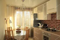 Standart kvartira fotosuratidagi standart oshxonaning fotosurati