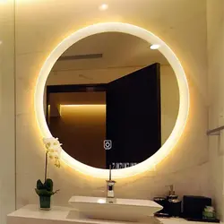 Vanna otağı fotoşəkilində işıqlı dəyirmi güzgü