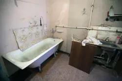 Photo of a bathtub in the kitchen in old houses