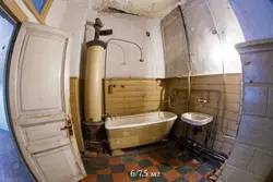 Eski uylardagi oshxonadagi vannaning fotosurati