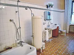 Eski uylardagi oshxonadagi vannaning fotosurati