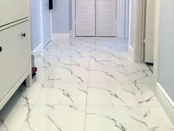 Mətbəx daxili fotoşəkildə ağ mərmər çini plitələr