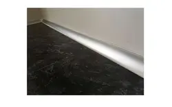 Oshxonada alyuminiy stol usti fotosurati uchun plinth