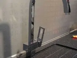 Mətbəxdə alüminium tezgah şəkli üçün plinth