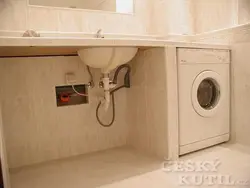 Жуынатын бөлмедегі кір жуғыш машинаның фотосуреті үшін розетка