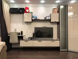 Yashash xonasidagi burchak shkafi televizor uchun fotosurat