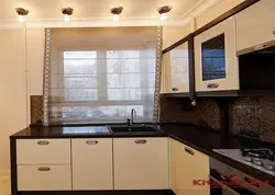 Kiçik bir mətbəx üçün pəncərə fotoşəkili boyunca mətbəx