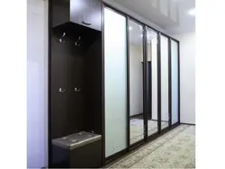 Орындық фотосуреті бар дәлізге арналған гардероб