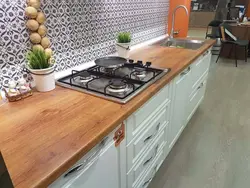 Пешдомани мармарӣ ва countertop чӯбӣ дар акс ошхона