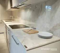 Пешдомани мармарӣ ва countertop чӯбӣ дар акс ошхона