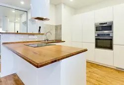 Пешдомани мармарӣ ва countertop чӯбӣ дар акс ошхона
