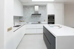 Мармуровы фартух і драўляная стальніца на кухні фота