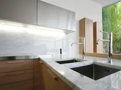 Ас үй фотосуретіндегі мәрмәр алжапқыш және ағаш үстелше