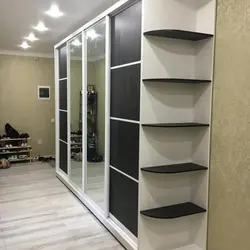 Шафа купэ з бакавымі паліцамі ў спальню фота