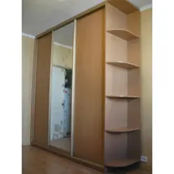 Гардероб бо рафьои паҳлӯ дар сурати хоб