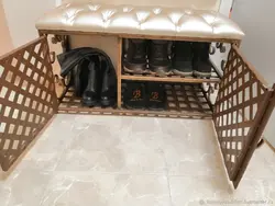 Dəhlizdə oturacaq şəkli olan DIY ayaqqabı rafı