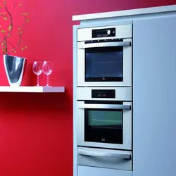 Mətbəx fotoşəkilində soba və mikrodalğalı soba ilə qələm qutusu
