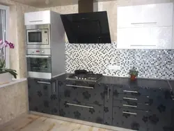 Ас үй фотосында пеш пен микротолқынды пеші бар қарындаш қорабы