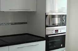 Қуттии қалам бо танӯр ва печи дар акси ошхона
