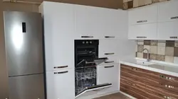 Қуттии қалам бо танӯр ва печи дар акси ошхона