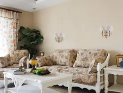 Divan fotoşəkilinin üstündəki qonaq otağında divarda aplik