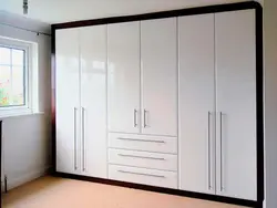 Qonaq otağının fotoşəkilində divardan divara qarderob