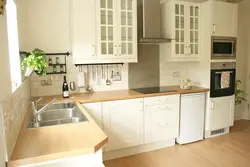 Кремовая Кухня С Деревянной Столешницей И Фартуком Фото