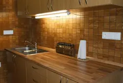 Сафолҳои чӯб-таъсири барои backsplash дар акс ошхона