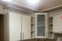 Ichki qismdagi oshxona devori fotosuratlari uchun burchakli shkaflar