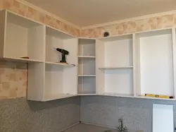 Ichki qismdagi oshxona devori fotosuratlari uchun burchakli shkaflar